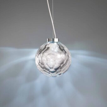 Distinguished Stillux The Light suspension lamp in chrome metal with a transparent faceted Certified Lead Crystal diffuser
