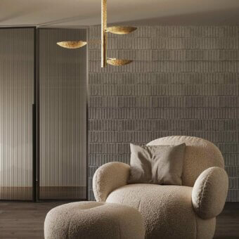 Superior Stillux Triad ceiling lamp with a hammered metal cylindrical structure and concave plates in warm gold tones