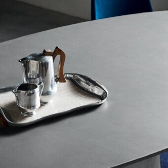 Superior Bontempi Podium table with sinuous austere lines and a smooth matte gray top crafted in concrete