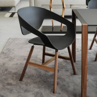 Exceptional Casamania Vad armchair with curved black reinforced polypropylene and a skilled wooden base with matte finish
