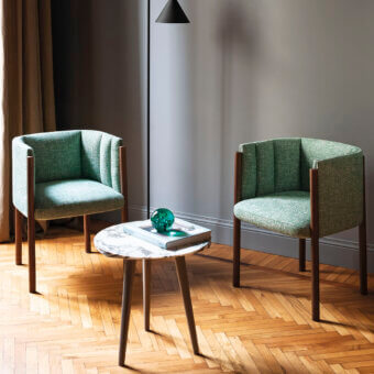 Distinguished Bross Baia armchair with textured green quilted fabric and dark brown lacquered wood legs