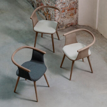 Superior Bross Yuumi armchair with high-end ashwood structure and light gray premium fabric, exhibiting a light-toned matte finish