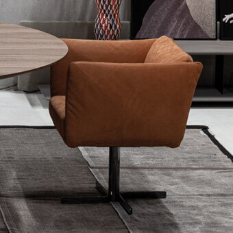 Cierre 1972 mademoiselle armchair, brown leather upholstery, rectangular form with black metal pedestal base.