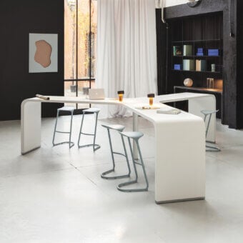 Superior Lapalma Brunch workstation in white laminate with powder-coated metal base and four light gray stools