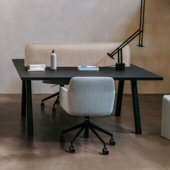 Elegant Lapalma Ori workstation with sleek black tabletop crafted from wood or HPL Fenix® and powder-coated metal legs with beige fabric partition