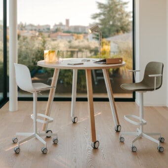 Superior Lapalma Ori workstation with a round light-colored wood or HPL Fenix® top and bent powder-coated metal with solid ash wood legs
