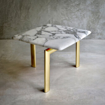 Exceptional Casa Casati Sasso side table with white marble-like top and glossy golden metal legs built with polyester lacquer