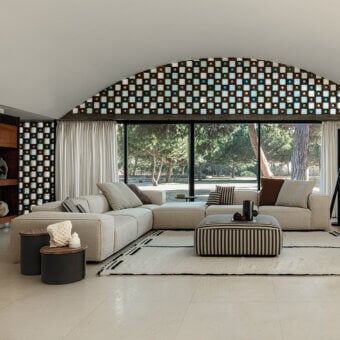Harmonious Cierre1972 Season sectional with light beige textile and geometric silhouette built with flat-fell pinched seams