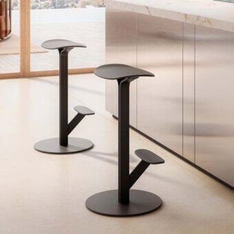 Elegant MDF Italia Duetto stool with sinuous black polypropylene seat and powder-coated micro-goffered steel blades in a matte finish