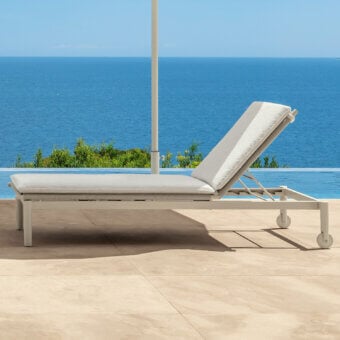 Sophisticated Talenti Dolcevita Alu lounger with adjustable backrest and light beige textile material in matte metal finish