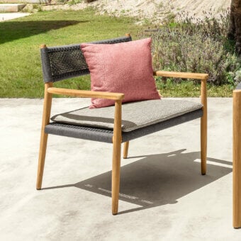 Distinguished Talenti Dolcevita Wood lounge chair with gray woven synthetic backrest and rose-colored textile cushions