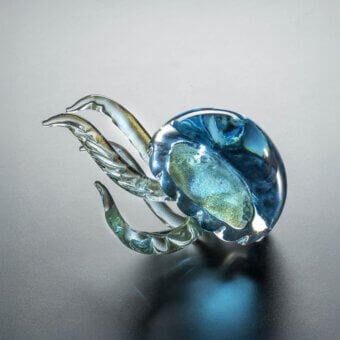 Distinguished Duccio di Segna Jellyfish sculpture crafted from luminous blue Colle Val d'Elsa crystal with iridescent gold inclusions and glossy finish