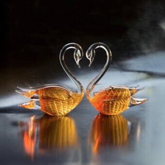 Distinguished Duccio di Segna Swan sculpture crafted in luminous amber and gold crystal with clear glass necks