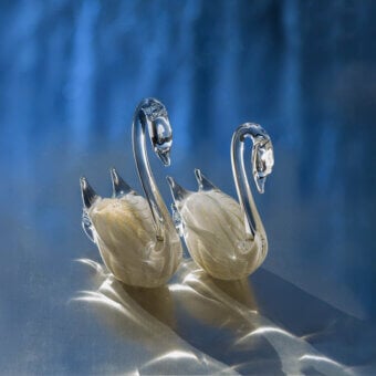 Superior Duccio di Segna Swan sculpture crafted in clear crystal with pale gold inclusion and glossy polish