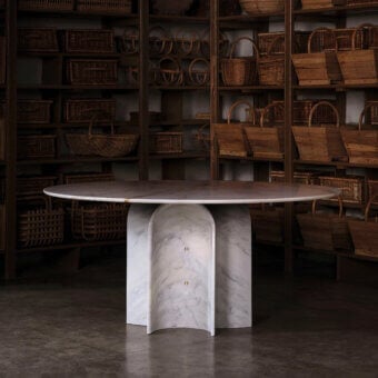 Exceptional Acerbis Le Cupole table with polished white marble tabletop and sculpted domes joined with brass spacers