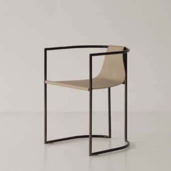 Superior Cierre1972 Jamiro chair with sleek metal frame and refined leather in neutral beige with matte black finish