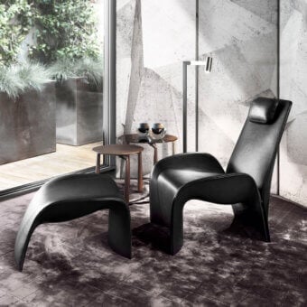 Sophisticated Giorgetti Eva lounge chair with sinuous black leather upholstery and ergonomic sculpted form crafted in Italy