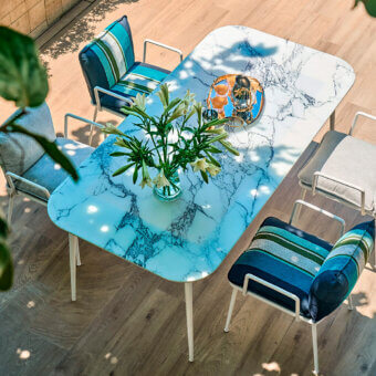Elegant Sicis Filicudi table with a glossy blue and white Vetrite top and matte white lacquered aluminum legs