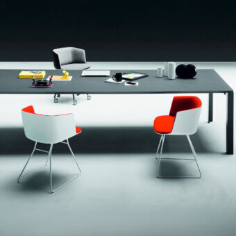 Elegant Lapalma Cut armchair with molded Baydur shell, red backrest and satin-finish metal frame