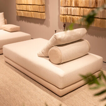 Exclusive Verzelloni Lands daybed in light beige woven fabric with recessed black lacquered beech wood feet