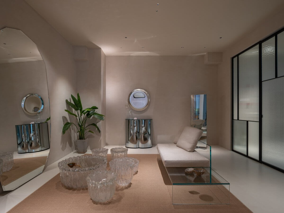 Distinguished Glas Italia Kooh I Noor mirror crafted from glass with undulating edges and subtle silvered tones