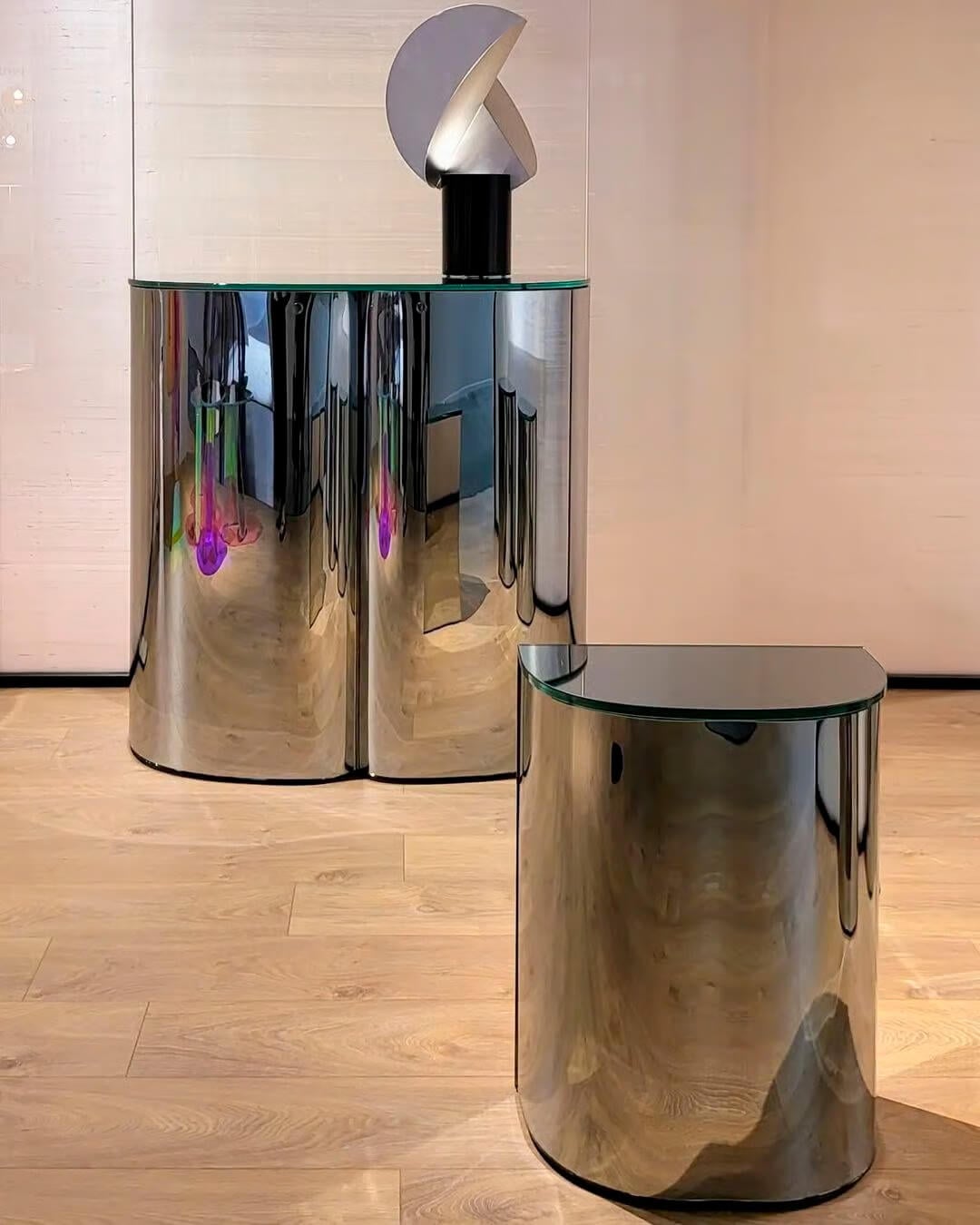 Distinguished Glas Italia Oltralpe nightstand built in fully mirrored laminated glass with soft curves and cylindrical handles