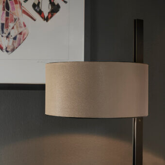 Distinguished Oluce Parallel table lamp with cylindrical hammered leather lampshade and satin finish metal stem crafted in Italy