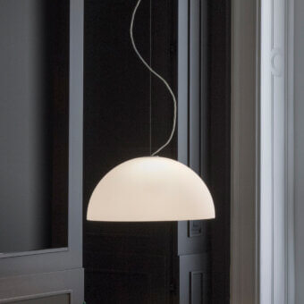 Distinguished Oluce Sonora lamp suspension crafted in Italy with expansive Murano glass and polished silver-tone metal stem with a matte white finish