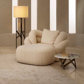 Lavish Rugiano Abbraccio chaise lounge built in textured light beige bouclé fabric with bronzed brass details