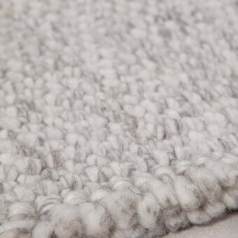 Exceptional Amini Jackie rug hand-woven in India with cream wool and delicate fringe finish