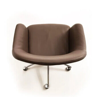 Superior Enrico Pellizzoni Eva armchair with castors in warm, medium-brown top-grain leather and polished metal base