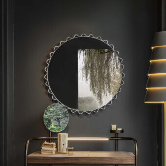 Superior Enrico Pellizzoni Glimt mirror with a wavy frame in satin metal and leather accent