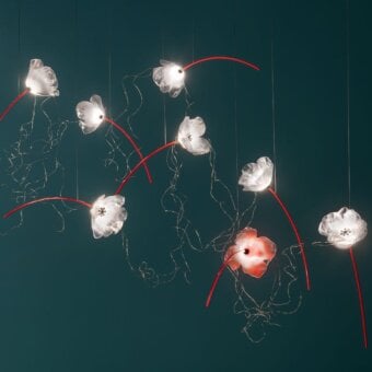 Superior Slamp Poppy suspension lamp handcrafted in technopolymer with red-painted brass stems and Lentiflex® blossoms