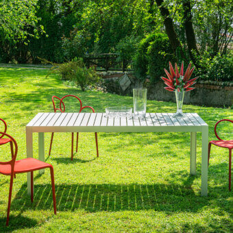 Elegant Driade Kalimba table crafted in extruded aluminum with a white polyester powder-coated slatted tabletop