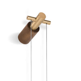 Superior Nomon Péndulo Premium pendulum clock crafted in medium wood with polished brass-toned metal and satin finish