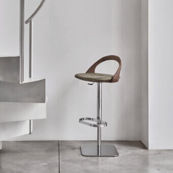 Superior Porada Ester stool upholstered in olive-green textile with a curved wood backrest and polished metal base