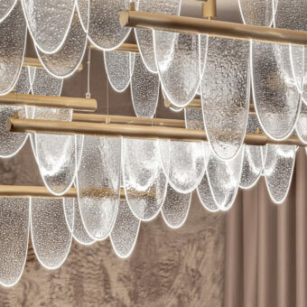 Distinguished Visionnaire Parade suspension lamp with a steel support and five handcrafted kiln-cast glass diffusers in translucent tones