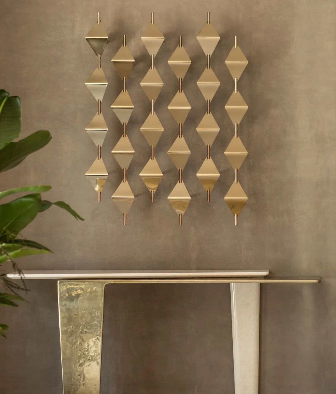 Exclusive Visionnaire Sputnik wall lamp built in tubular steel with cold-formed rhomboid shades and polished golden tone