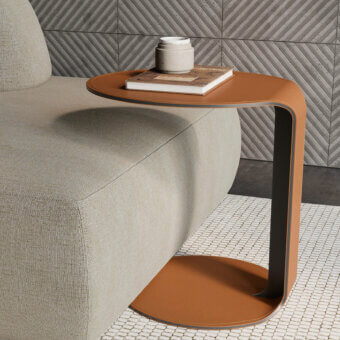 Distinguished Dallagnese Beam side table in reddish-brown regenerated hard leather with tailored stitching and a curved metal frame