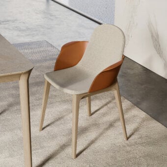 Distinguished Dallagnese Hull chair with a solid wood frame, neutral beige upholstery and reddish-brown leather shell in satin finish