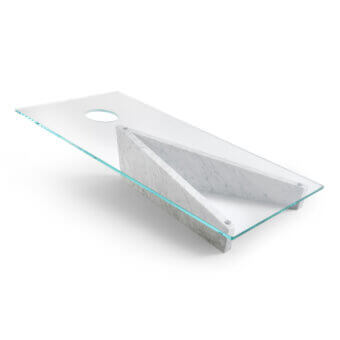 Superior Impatia Lancio cornhole with a white marble base and smooth glass playing surface crafted with Alcantara® and leather bags