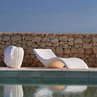 Exceptional MY YOUR Cloe lounger with flowing organic form crafted in white Poleasy® material offering a glossy finish