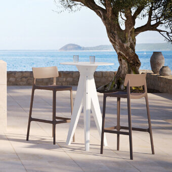 Distinguished MY YOUR Oxford Bistrot table crafted with a white Poleasy top and sleek legs with a smooth matte finish