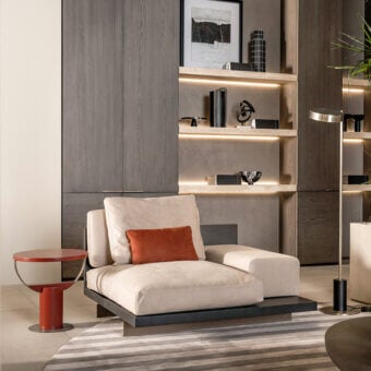 Exceptional Shake Mod chaise lounge with varnished steel legs, a wooden frame, and light-beige premium fabric upholstery with cushions