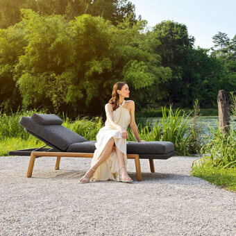 Exceptional Varaschin Gianna lounger with wheels in dark gray textile and visible Iroko wood, built with a smooth finish