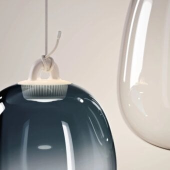 Exceptional Lodes Oblò Single suspension lamp in iridescent glass with a knotted textile cable and textured white component