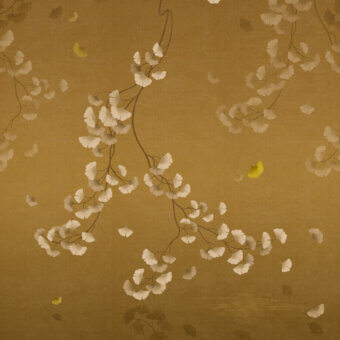 Distinguished Wall&Decò Jinko wallpaper with ginkgo biloba leaves and branches in muted gold on sustainable bio-vinyl with a fabric-effect finish