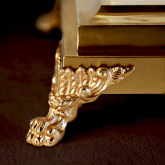 Distinguished Laudarte Vesta table lamp crafted with bronze castings, a solid marble column and 24K ancient gold plating