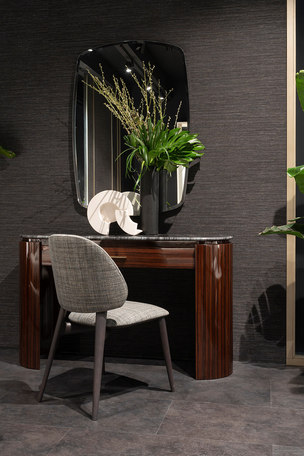 Exceptional Zanaboni Bea dresser built with striped glossy rosewood and a marble top with a black lacquered base