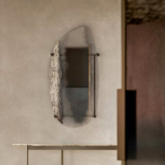 Exceptional Arte Veneziana Arve mirror with extra-clear glass, burnished brass metal and woven detailing in a delicate Miage finish